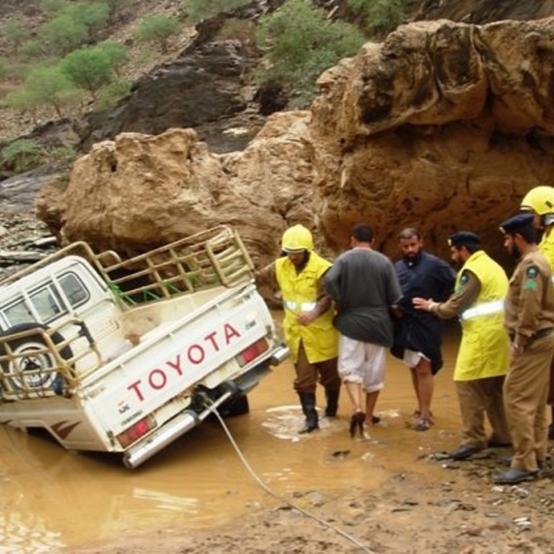 جهود رجال الحماية المدنية لا تتوقف لإنقاذ المصابين 