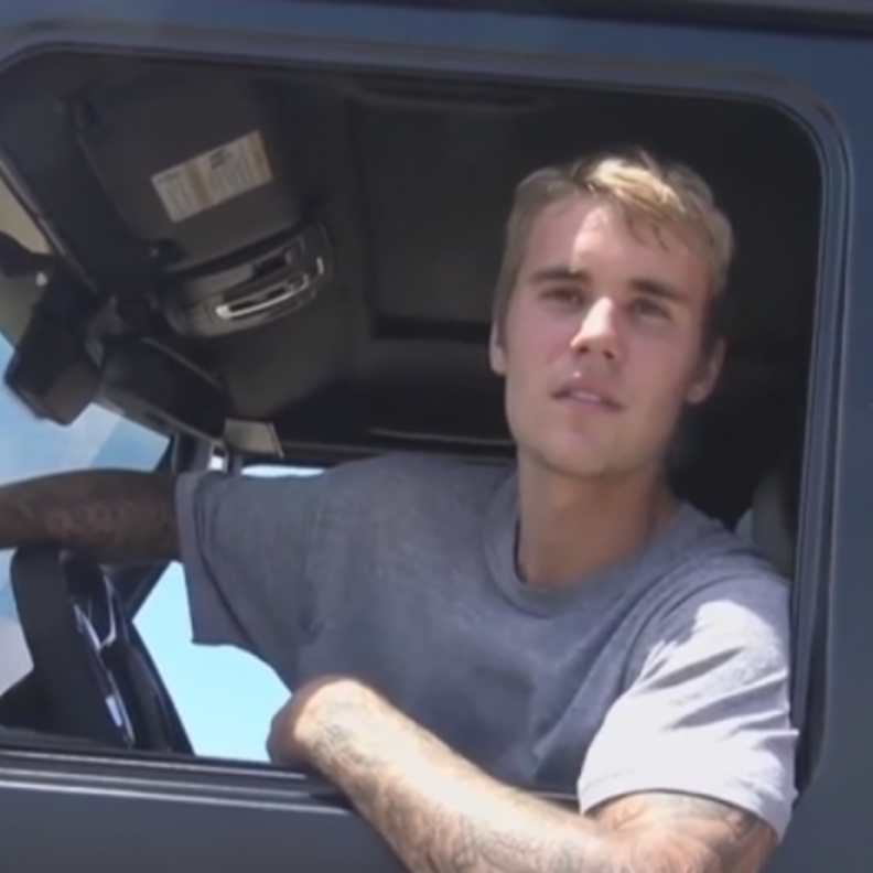 جاستن يوقف سيارته