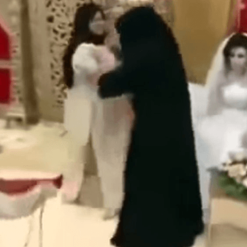 بالفيديو: "حماتان" تحولان قاعة العرس لساحة معركة