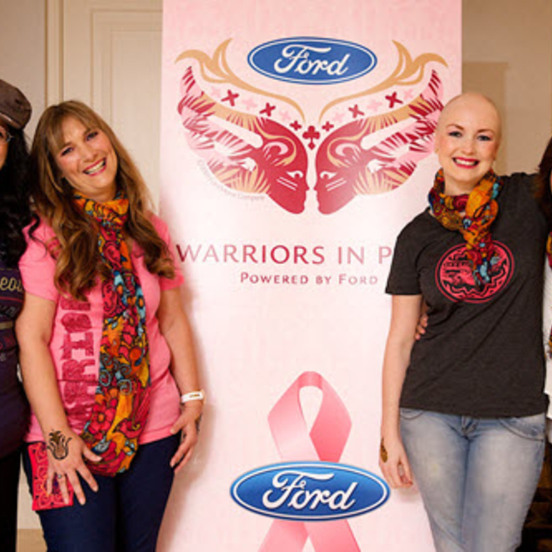 محاربات بروح وردية خلال جلسة التصوير مع فورد