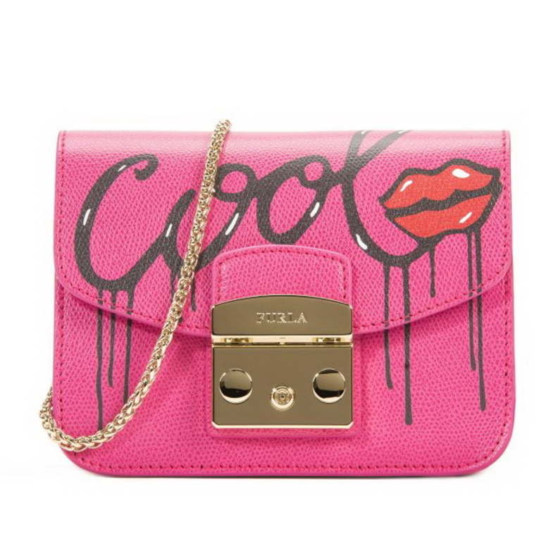 تتميز حقيبة Cool بشفتين عليها