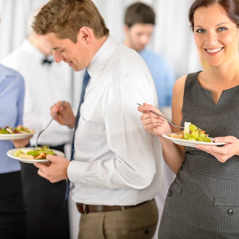 حيلٌ لتناول الطعام خلال المناسبات الإجتماعية