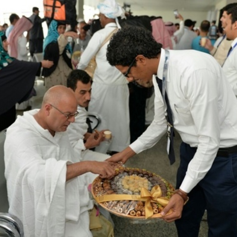 الحفاوة في استقبال المعتمرين 