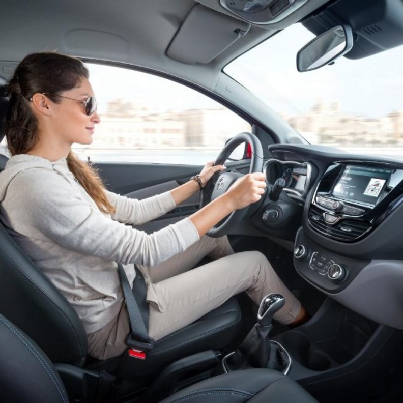 ما العلاقة بين الجلوس الطويل في السيارة والاصابة بجلطة الساق