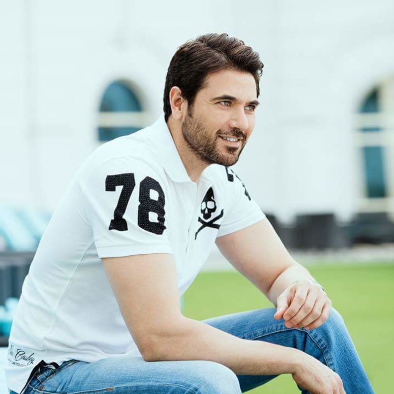 النجم احمد عز