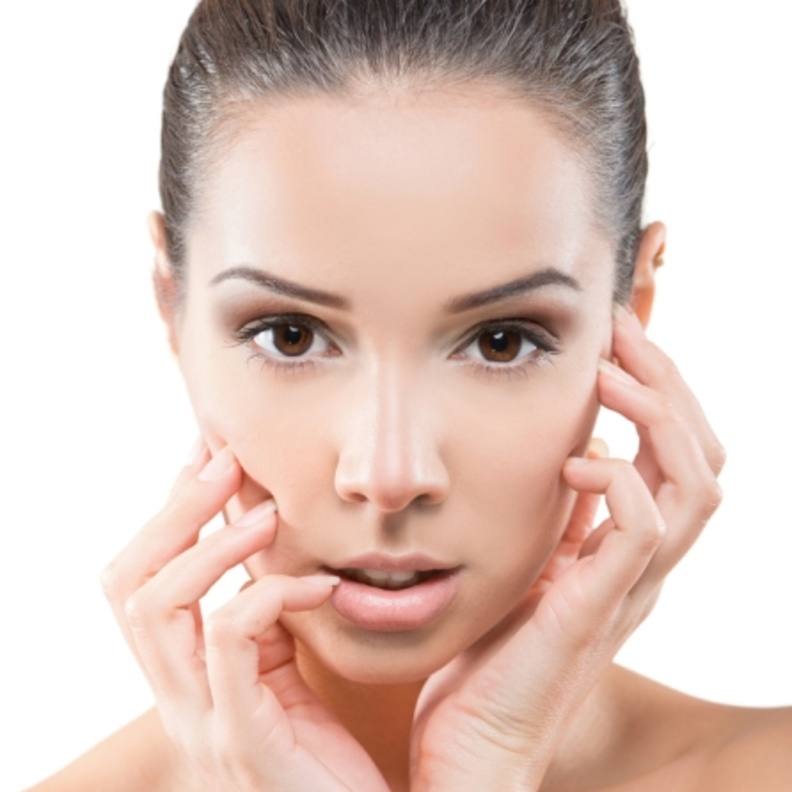 استخدمي قلم الروج لاخفاء الهالات السوداء