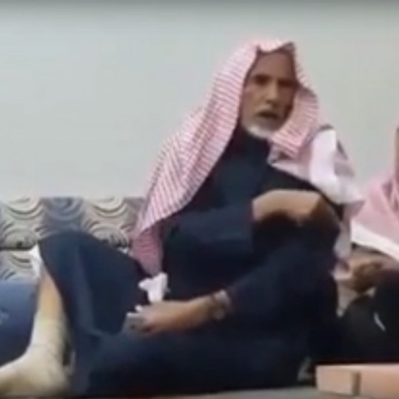 شايب سعودي يسخر من انشغال الشباب بالجوال بطريقة كوميدية