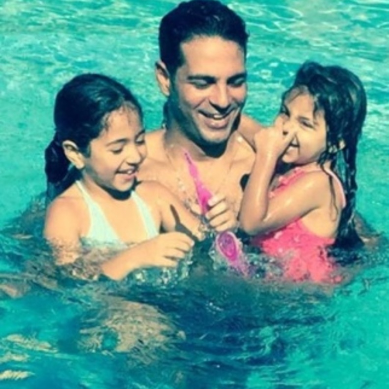 طليق نيللي كريم وابنتيه منها