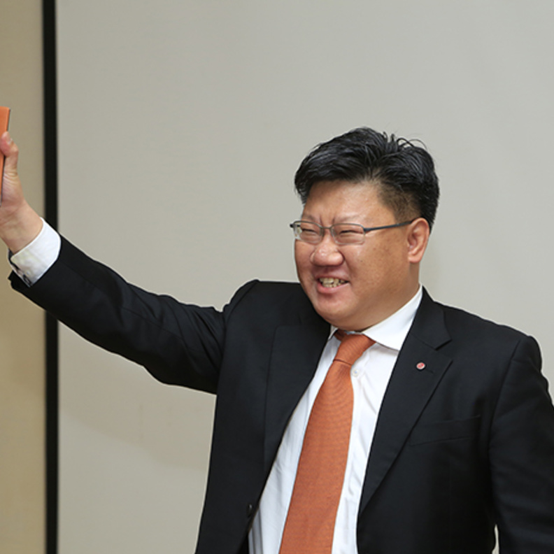 تتجلى براعة الحس الكوري في تصنيع هاتف ذكي بمواد عالية الجودة