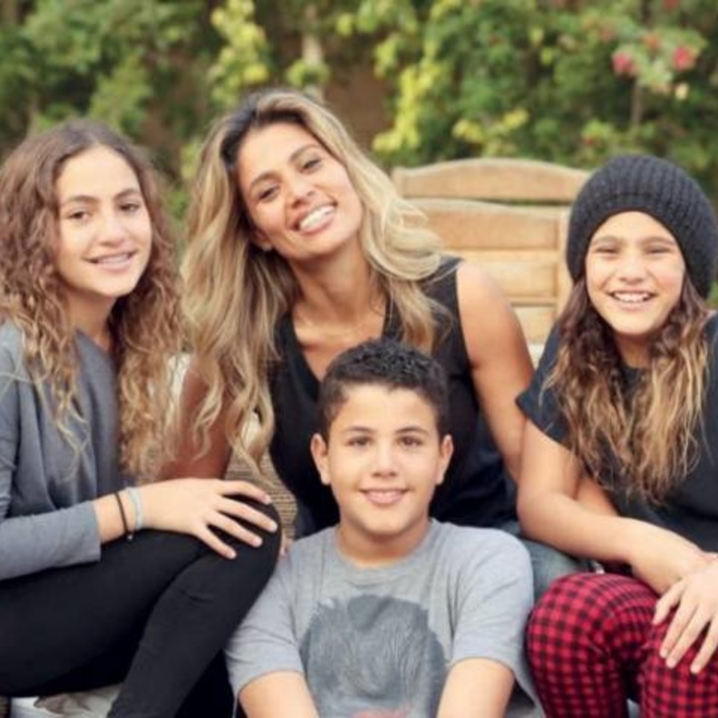 أسرة عمرو دياب