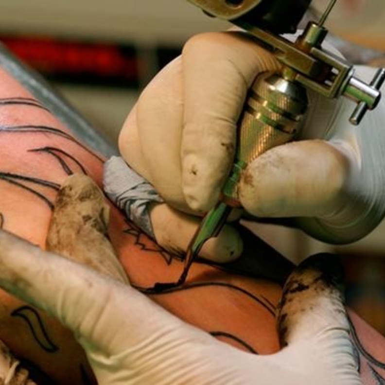 ما هي الامراض الخطيرة التي يتسبب بها الوشم؟