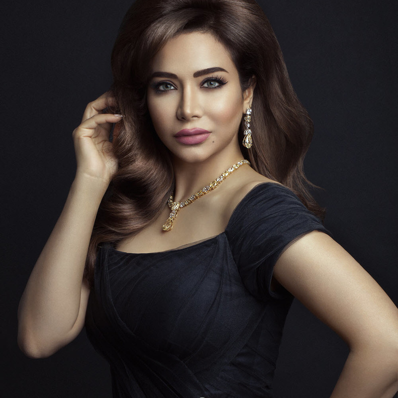 الإعلامية المتميزة لجين عمران تخص "هي" بأول مقالة عن مجموعة مجموهراتها