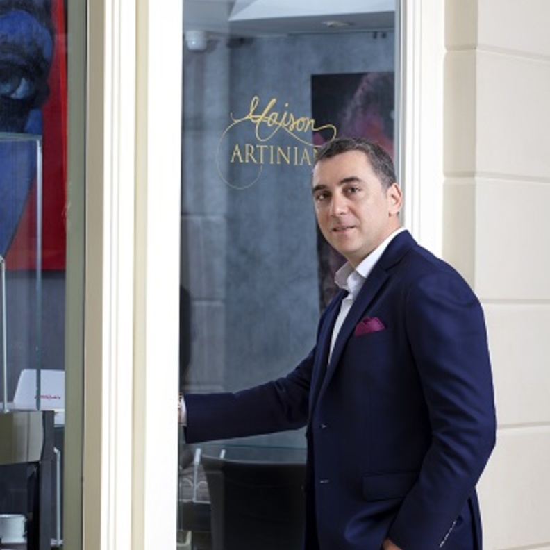 سلسلة بالذهب الأبيض يتدلى منه رأس الأسد مرصع بالألماس والأحجار الكريمة