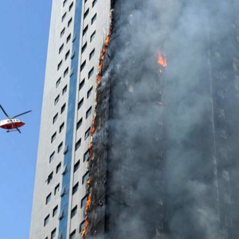 حريق ضخم يلتهم برجا سكنيا بالشارقة