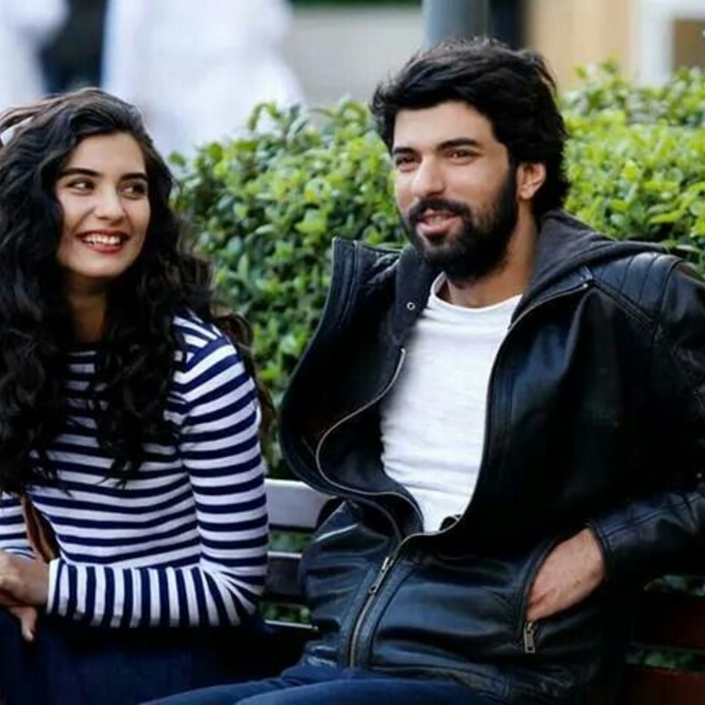 توبا بويكستون وانجين اكيورك في العشق الأسود