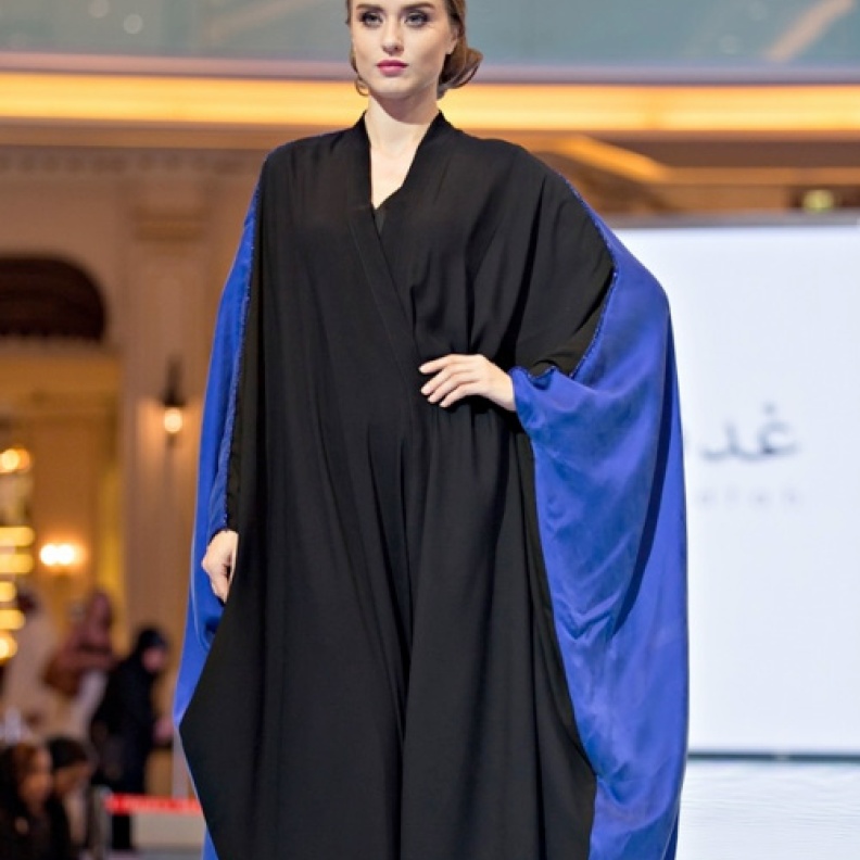  نيلي وأسود.