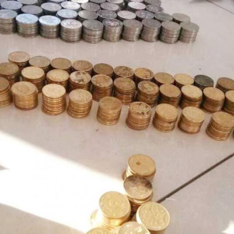 صيني يشتري سيارة بقطع نقود معدنية