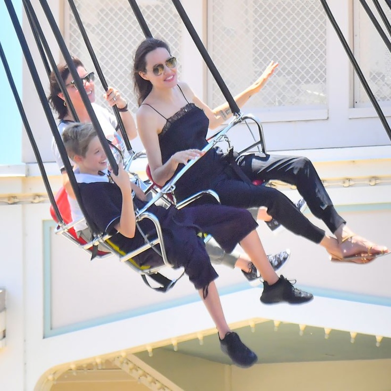 أنجلينا جولي كانت برفقة أطفالها في ديزني لاند