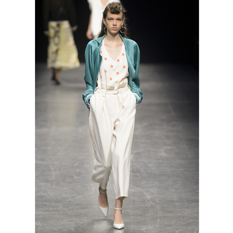 سروال أسود ضيّق من دار كارفن.