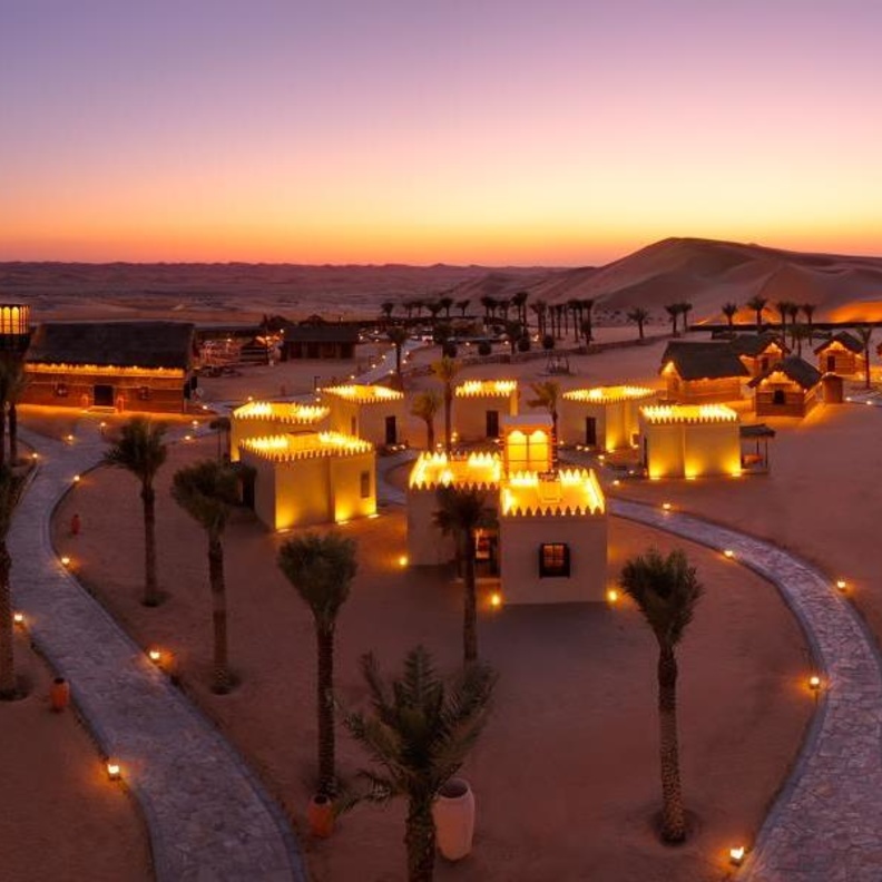 قرية الليالي العربية الأولى من نوعها في قلب صحراء أبوظبي