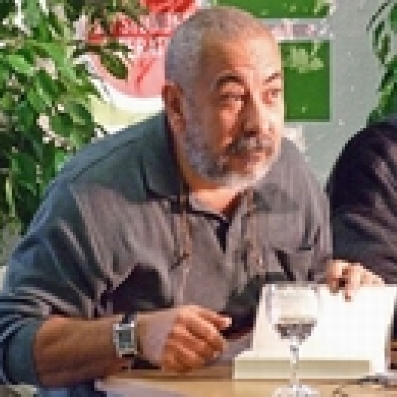 منح الكاتب ليوناردو بادورا جائزة روجيه كايوا 2011