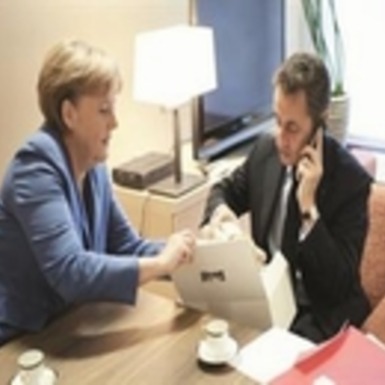 ماذا أهدت مستشارة ألمانيا لطفلة رئيس فرنسا الجديدة؟