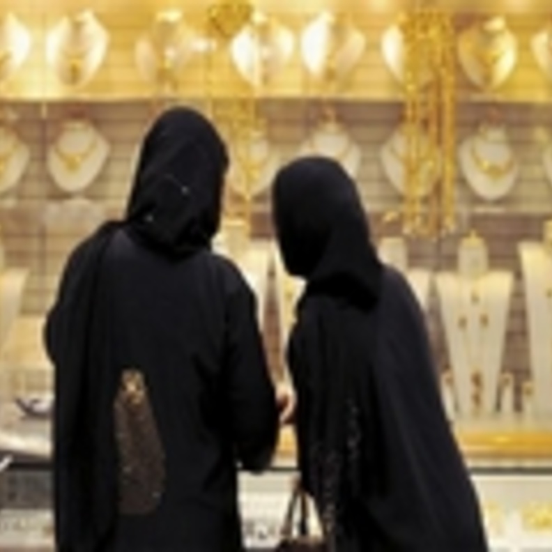 الذهب والمجوهرات تزين واجهة المحال التجارية