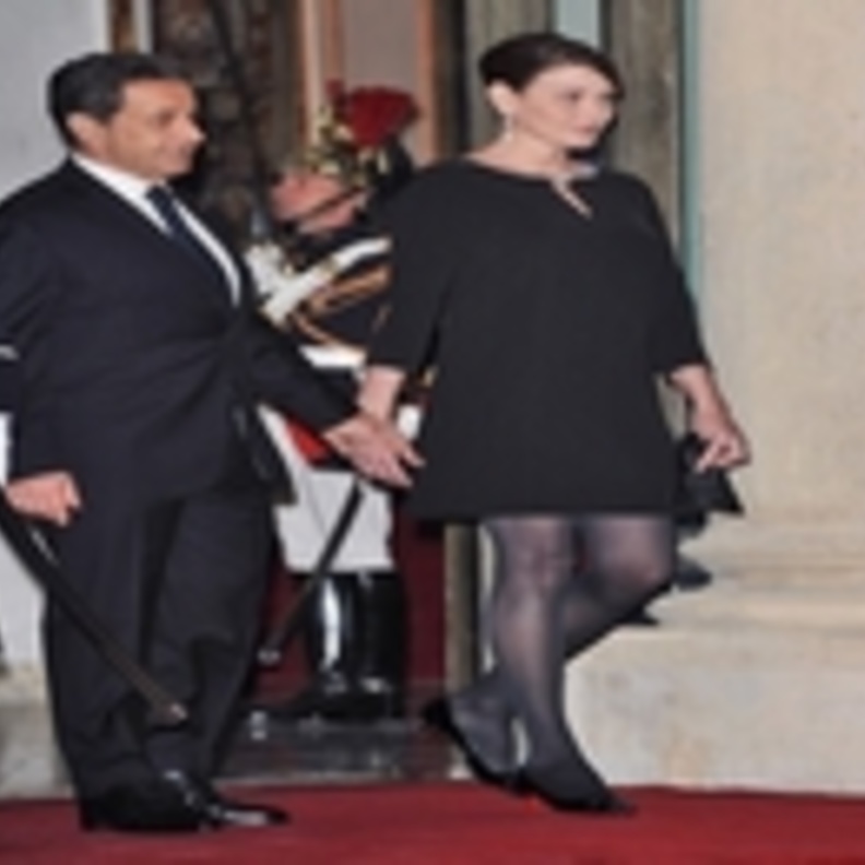 كارلا بروني...  خبث أنثوي يطيح بالرئيس الفرنسي