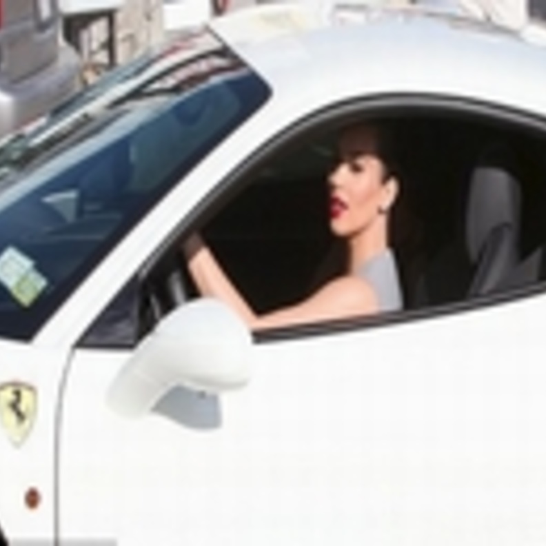 كيم كارداشيان تضم فيراري لأسطول سياراتها