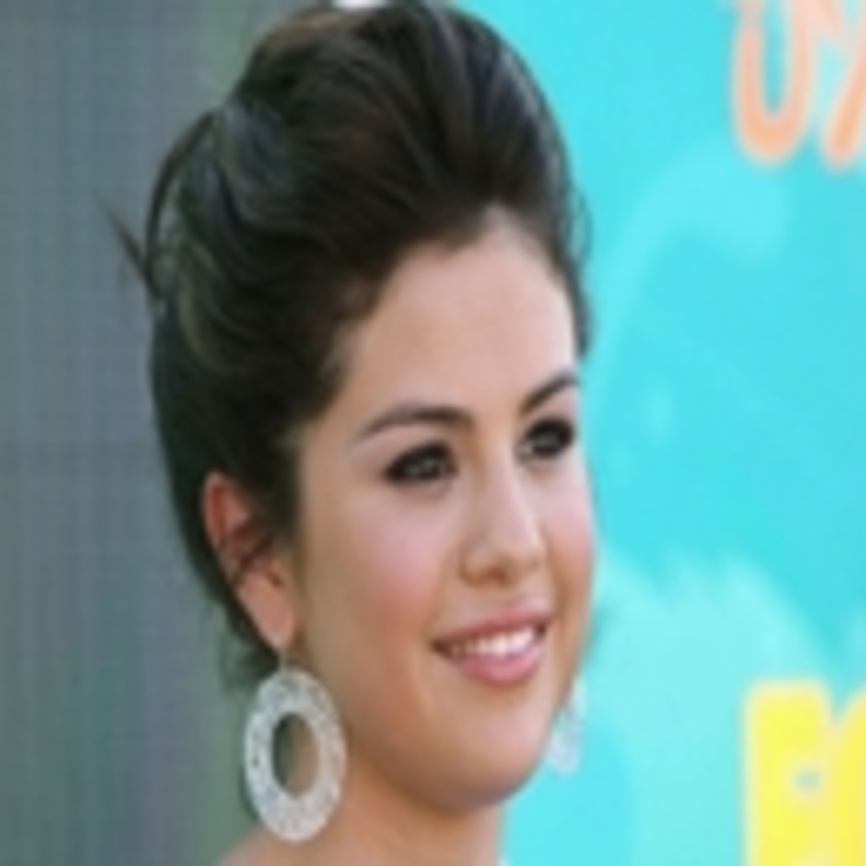 سيلينا غوميز تحصل على أمر قضائي لإبعاد مطاردها