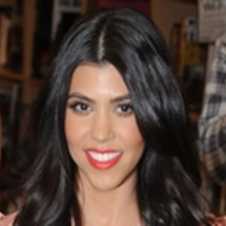 كورتني تحلم بـ 30 أحمر شفاه مجّانيّ