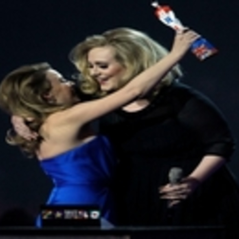 أديل و شيران يفوزا بجائزة كبيرة في جوائز Brit