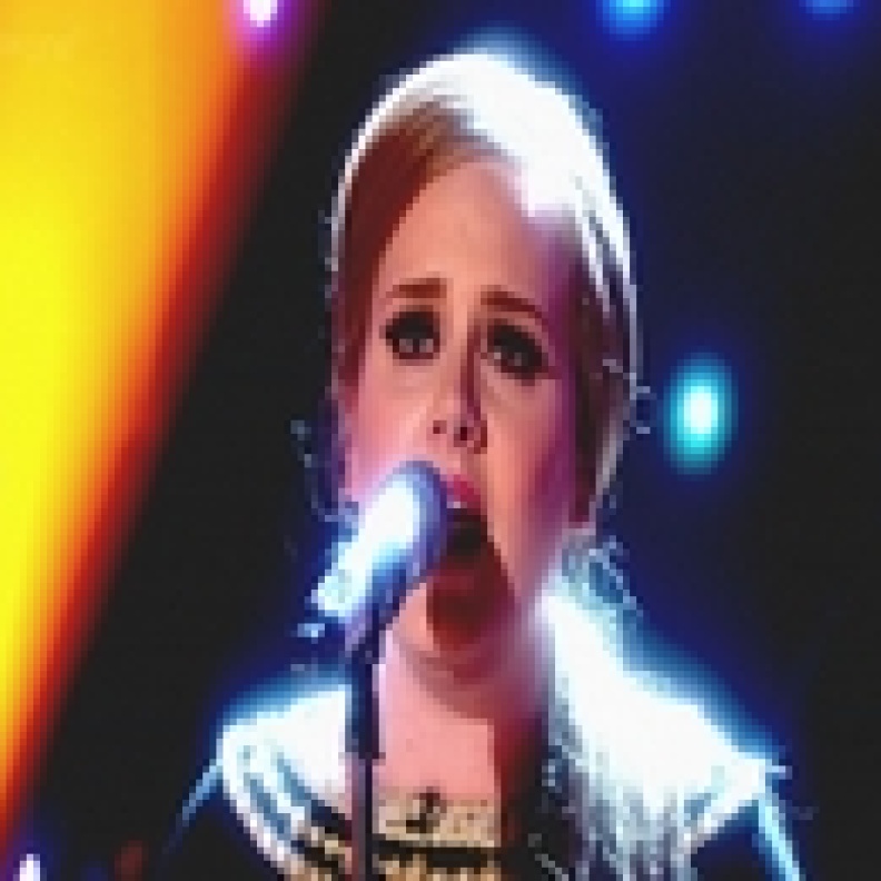 أديل تغني للمرة الأولى بعد خضوعها للجراحة