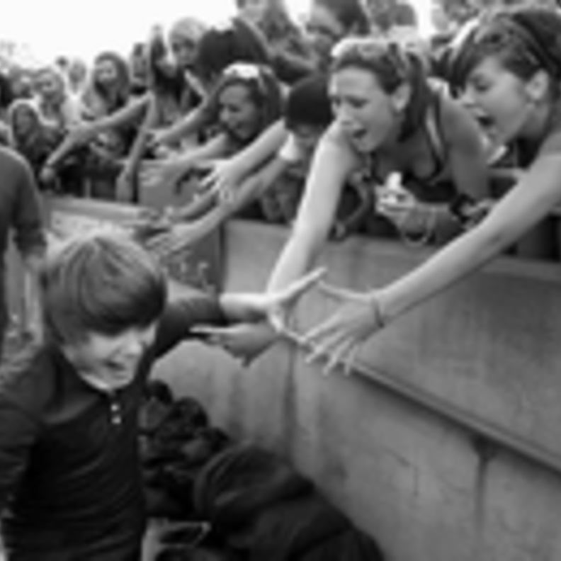 معجبات جاستن بيبر يهاجمن فتاة ادعت الإنجاب منه