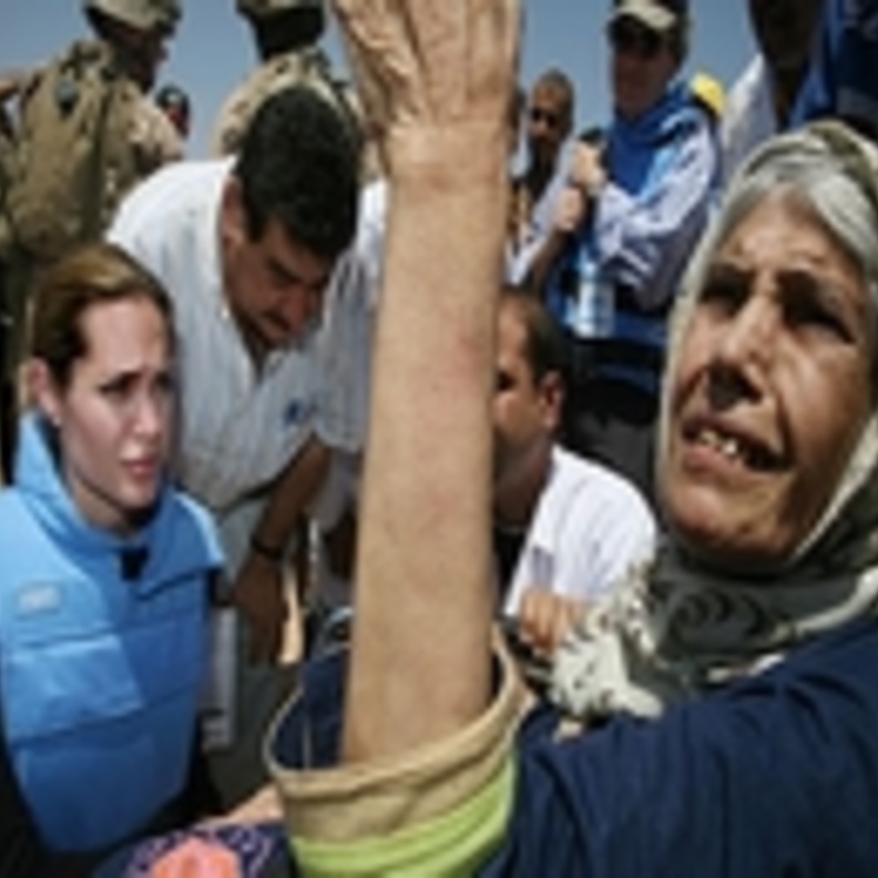انجيلينا جولي تزور مخيمات اللاجئين السوريين في تركيا