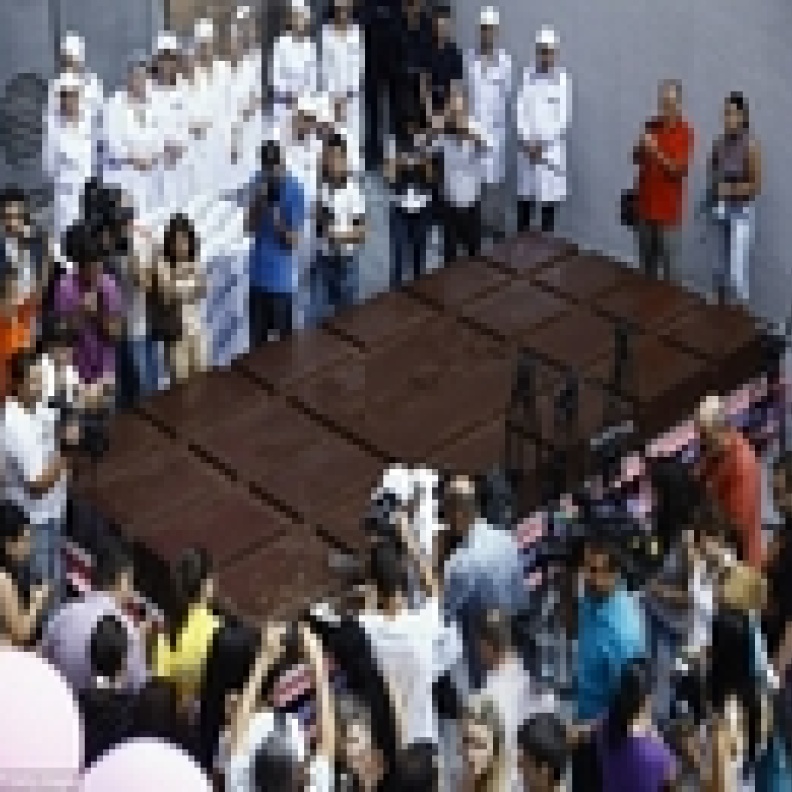 لوح شوكولاته من الإمارات يدخل كتاب غينيس كأكبر &quot;قالب&quot; شوكولاته في العالم