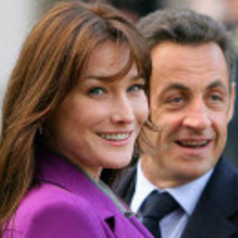 ساركوزيه جدا وابا برداء جديد 