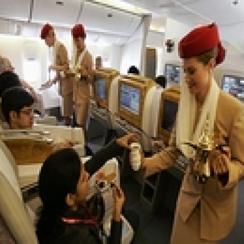 الإمارات تسير رحلة يومية خامسة لكراتشي