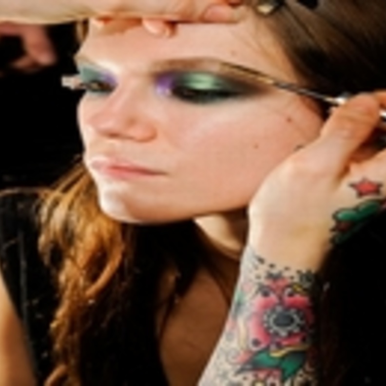 ألوان الحواجب هذا الموسم : أبيض في أشقر ,بني غامق ورمادي داكن