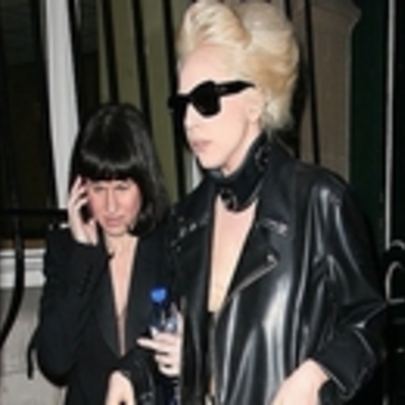 مساعدة ليدي جاجا الشخصية تقاضيها 