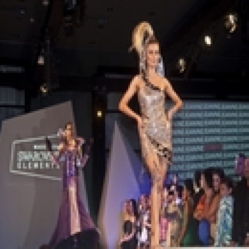 عناصر سواروفسكي تقدم عرضا ثنائيا متميزا بمدينة دبي