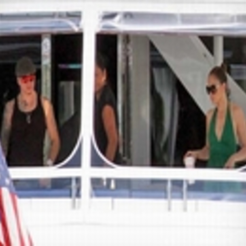 جينيفر لوبيز وحبيبها على متن يخت