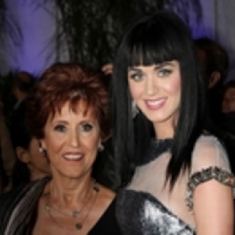 والدة كاتي بيري تنصحها بحب جديد