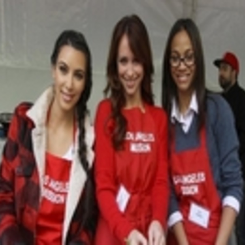 بعد طلاقهما... كيم كارديشيان وزو سالدانا تحضران طعام المشردين