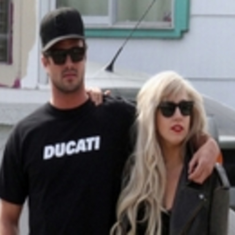 هل أخطأت ليدى جاجا بأظهار حبيبها؟