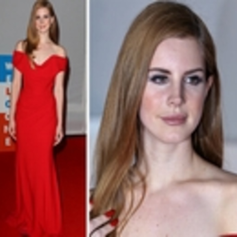 لانا ديل ري تتألق في الأحمر على السجادة الحمراء