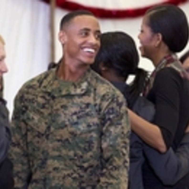 سيدة أمريكا الأولى توفق على مرافقة جندي إلى حفل راقص