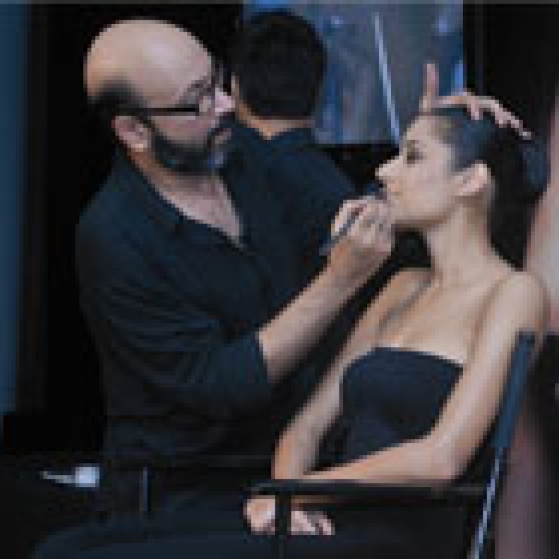 خبير الماكياج العالمي Mickey Contractor