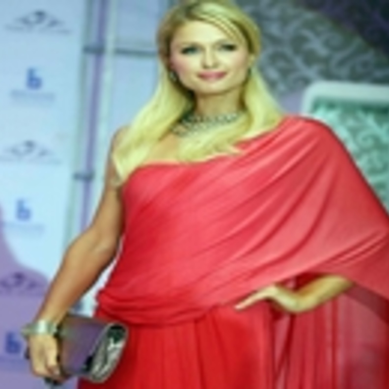 شركة طيران تثير غضب باريس هيلتون