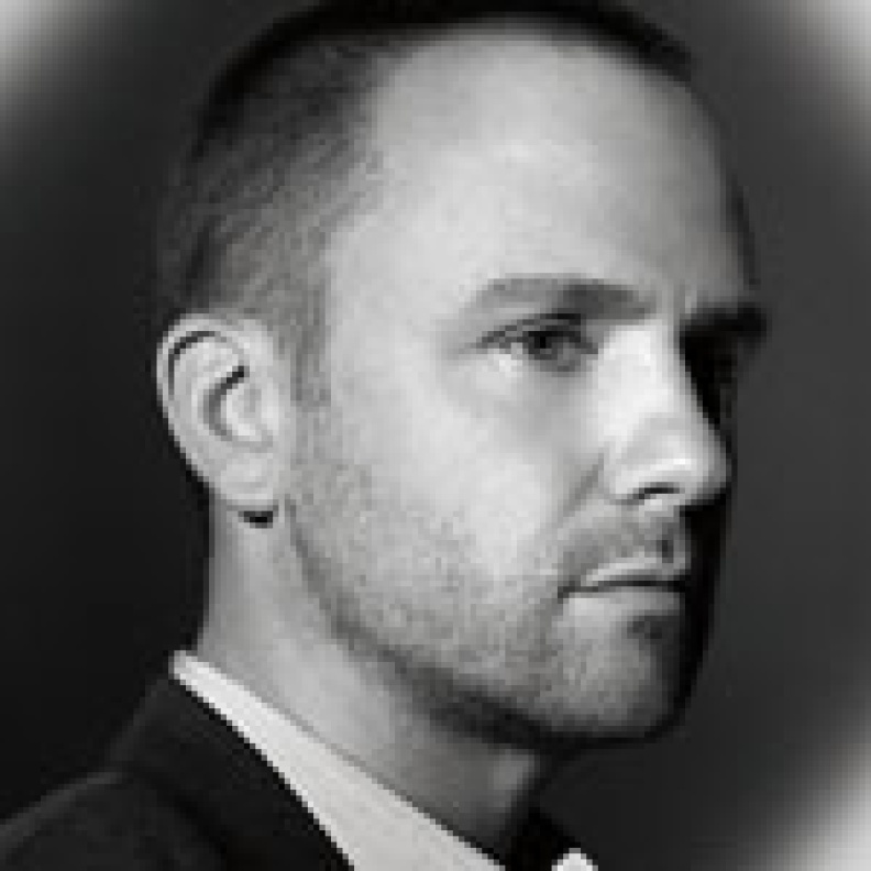 Peter Philips المدير الإبداعي لمستحضرات التجميل في Chanel يخص  هي  بحوار عن المرأة والجمال